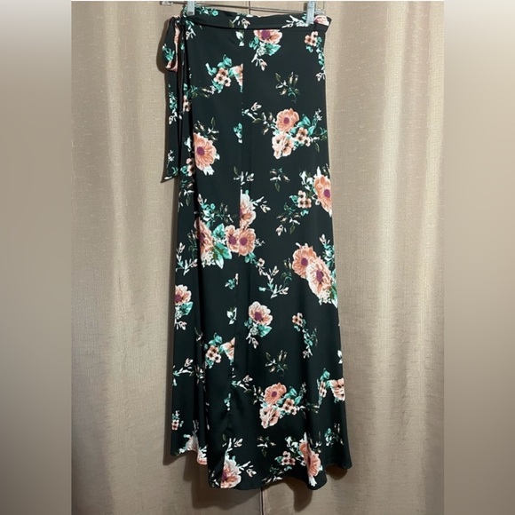 Small Summer Bundle NWT & GUC Tops, Shorts, Dress, & Skirts - Picture 11 of 15